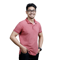 Sympathischer junger Mann mit Brille, dunkeln Haaren und rotem Shirt, lächelt in die Kamera